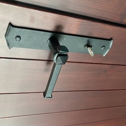 Kované kľučky a štítky na dverách izieb rodinného domu