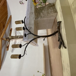 Svietnik štvorramenný v kostole v obci Sokoľ pri Košiciach vykovaný ako dubový konár