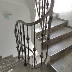 Kvalitné točité zábradlie na schodoch - interiérové zábradlie