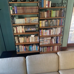 Kovaná knihovníčka v hale rodinného domu - kovaný nábytok