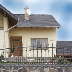 Forged fence piece with spikes – high quality simple fencing of a family home