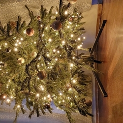 Kvalitný kovaný stojan na živý vianočný stromček - moderný hranatý dizajn
