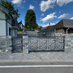 Posuvná kovaná brána pri rodinnom dome na Spiši - vyrobená podľa návrhu Ing. arch. Jozefa Figlára Posuvná kovaná brána pri rodinnom dome na Spiši - vyrobená podľa návrhu Ing. arch. Jozefa Figlára