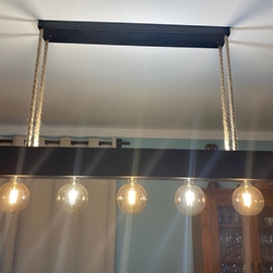 Dizajnový kovaný luster zavesený na lanách - moderné svietidlo nad jedálenským stolom