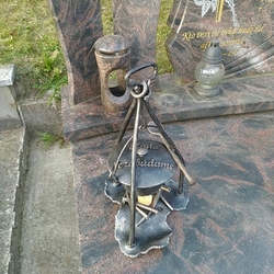 Svietnik na hrob - ručne kovaný kotlík s popisom navrhnutý a vyrobený podľa priania klienta