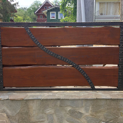 Kovaný plot - drevo - kov, súhra materiálov - kované oplotenie chalupy