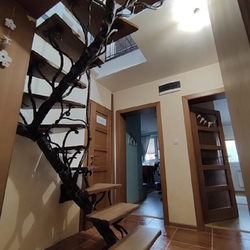 Ručne kované schodisko vytvorené na mieru do podkrovia rodinného domu