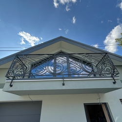 Moderné balkónové zábradlie vyrobené podľa návrhu Ing. arch. Jozefa Figlára Moderné balkónové zábradlie vyrobené podľa návrhu Ing. arch. Jozefa Figlára