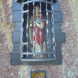 Kovaný pamätník sv. Barbory s mrežami - pútnické miesto Butkov