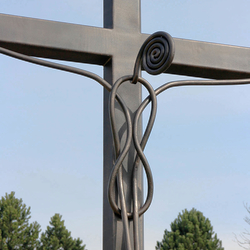 Kovaný kríž na cintoríne 
