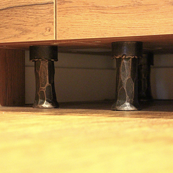 Nábytkové ručne kované nohy - kuchynská linka v rodinnom dome