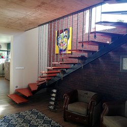 Jednoduché kované zábradlie na interiérovom kovanom schodisku s drevenými schodíkmi - zábradlie v rodinnom dome