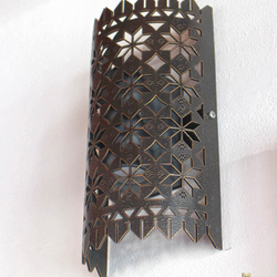 Kované nástenné tienidlo s čipkovým vzorom - dizajnové tienidlo pre jemné osvetlenie interiéru alebo exteriéru