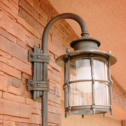 Kované bočné svietidlo so sklom na rodinnom dome - exteriérová lampa
