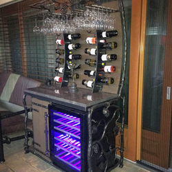 Luxusná vinotéka s chladničkou v kovanom prevedení - moderný nábytok do barov a vinární