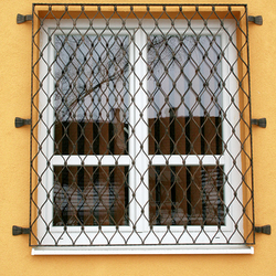 Kované mreže v tvare vĺn na oknách vyrobené v UKOVMI