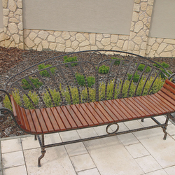 Kovaná záhradná lavička s drevom pre vytvorenie pohody