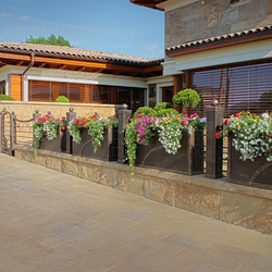 Výnimočný kovaný plot so zabudovanými kvetináčmi navrhnutý a vyrobený v ateliéri kováčskeho umenia UKOVMI