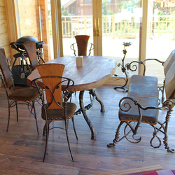 Ručne kovaný jedálenský stôl s dubovým drevom, kované stoličky a lavička potiahnuté kožou - luxusný nábytok