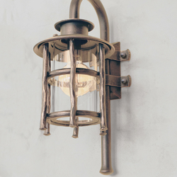 Exteriérová bočná lampa BABIČKA - luxusné nástenné svietidlo s vidieckym dizajnom pre výnimočné osvetlenie chalupy, reštaurácie...
