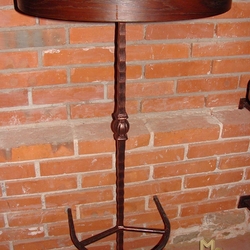 Kovaný barový stolík kombinovaný drevom - kovaný nábytok