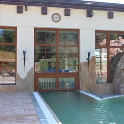 Wellness v Spa Aphrodite osvetlen luxusnmi nstennmi lampami s historickm dizajnom