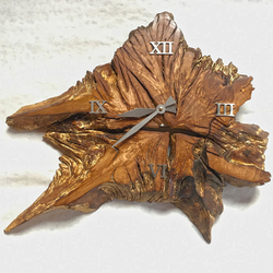 Luxusné nástenné hodiny ručne vyrobené z dubového kmeňa s doplnkami z nerezu