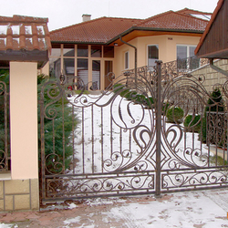 Kovaná brána - nádych renesancie - brána s historickým dizajnom