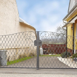 Kovaná brána  - jemnosť v detaile - brána pri rodinnom dome