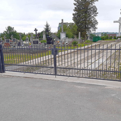 Kovaná brána pri cintoríne v Ľuboticiach 