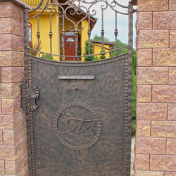 Ručne kovaná bránka s logom - luxusná bránka kombinovaná plechom