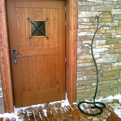 Kovaná mriežka na dvere a kovaný vešiak