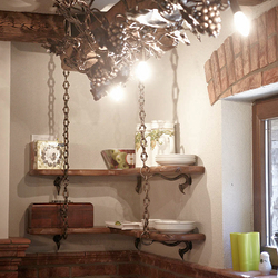 Kované police vo vínnej pivnici - luxusný kovaný nábytok