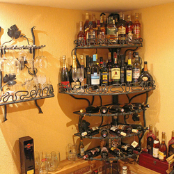 Kovaný stojan - držiak na víno a iné - kovaný nábytok