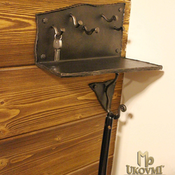 Kovaná polička - kovaný vešiak na kľúče ako súčasť vešiakovej steny