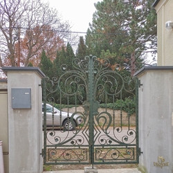 Kovaná brána vyrobená v umeleckom kováčstve UKOVMI pre klienta v Rakúsku 