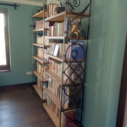 Kovaná knihovníčka - dizajnový nábytok z UKOVMI