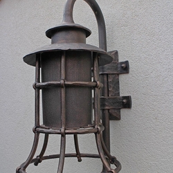 Kovaná lampa s tienidlom Klasik v tvare zvonu - nástenné exteriérové svietidlo - luxusné lampy