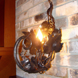 Bočná kovaná lampa do vínnej pivnice - luxusná nástenná lampa - interiérové svietidlo v tvare viniča