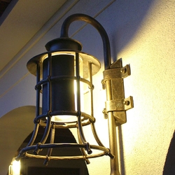 Výnimočná kovaná lampa s tienidlom - nástenné exteriérové svietidlo v tvare zvonu pre osvetlenie budov a záhrad
