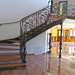 Kované schodisko s výnimočným interiérovým  zábradlím - luxusné zábradlie vykované umeleckými kováčmi z UKOVMI