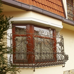 Mree na okne rodinnho domu vyroben v umeleckom kovstve UKOVMI