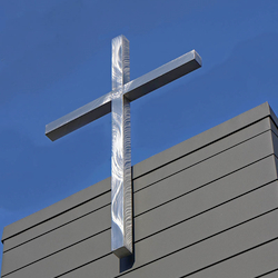 Nerezový kríž na modernom kostole