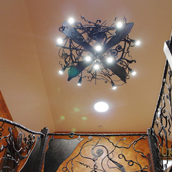 Interiérové svietidlo - kovaný netopier nad galériou - dominantný  luster - svetlo v horskej chalupe