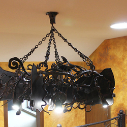Kovaný netopier nad galériou - detail - interiérové svietidlo - majestátny ručne kovaný luster