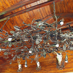 Kovaný luster Dub - luxusné svietidlo - dominantné kované svietidlo v tvare duba v poľovníckej chate