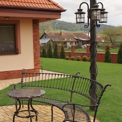 Kovaný záhradný nábytok - exteriérový nábytok - oblúková lavička, stôl a stĺpové svietidlo