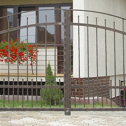 Jednoduchá a výnimočná zároveň - kovaná brána pri rodinnom dome