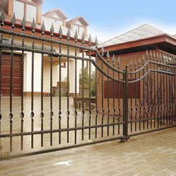 Ručne kovaná brána k rodinnému domu v jednoduchom štýle - moderná brána