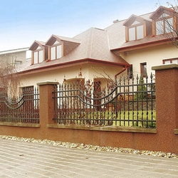 Ručne kovaný plot k rodinnému domu - moderný jednoduchý štýl